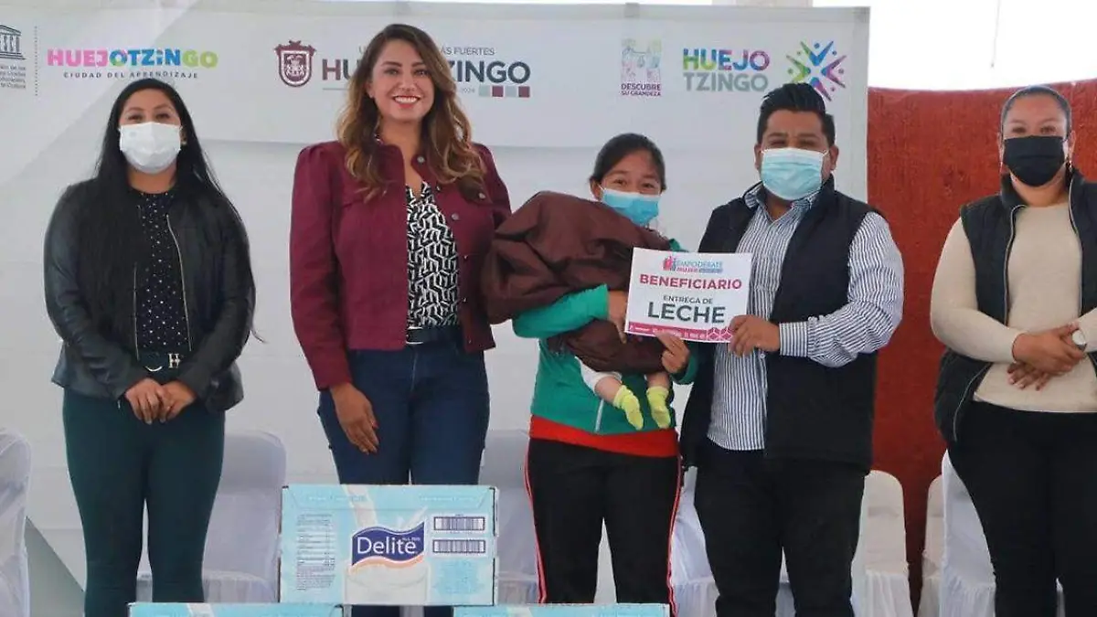 La presidenta de Huejotzingo, Angélica Alvarado Juárez, hizo entrega de apoyos alimentarios